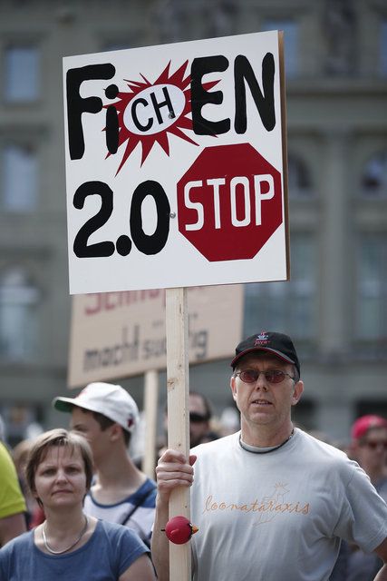 Demonstranten protestieren gegen das Bundesgesetz betreffend die Ueberwachung des Post- und Fernmeldeverkehrs,...